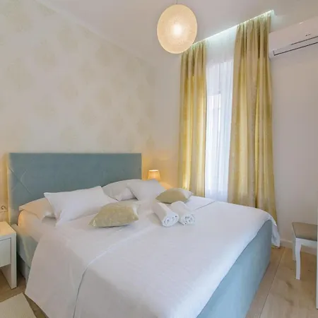 Arcus - Peaceful Terrace In Center * Split