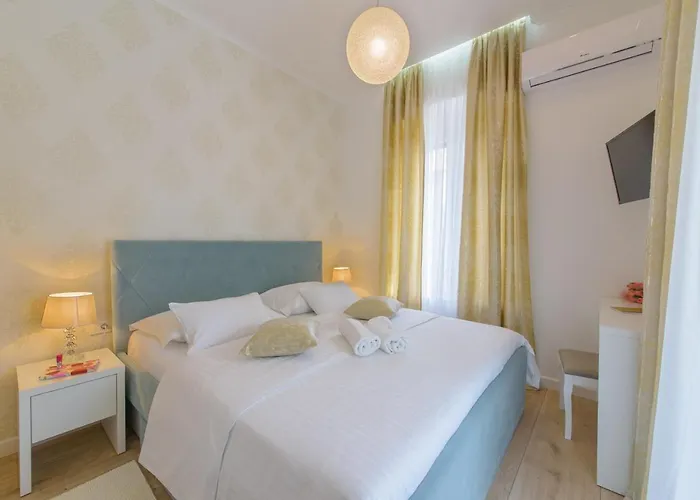 Arcus - Peaceful Terrace In Center * Split